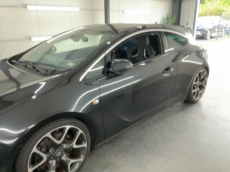 Opel Astra GTC 2.0 Turbo OPC — zdjęcie 4