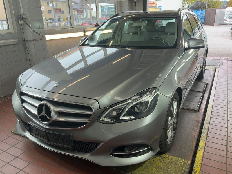 Mercedes-Benz E-Klasse E 300 CGI T BlueEfficiency 4Matic Avantgarde — zdjęcie 1