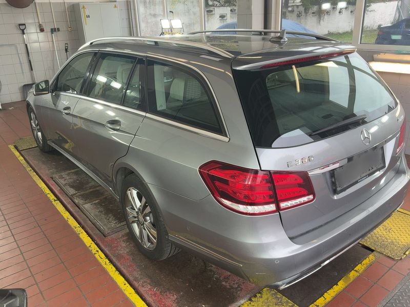 Mercedes-Benz E-Klasse E 300 CGI T BlueEfficiency 4Matic Avantgarde — zdjęcie 3