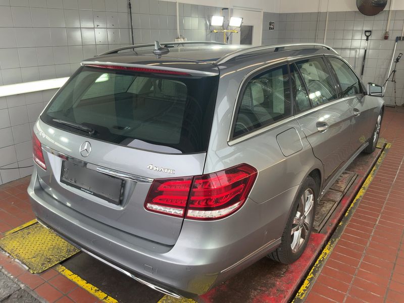 Mercedes-Benz E-Klasse E 300 CGI T BlueEfficiency 4Matic Avantgarde — zdjęcie 6