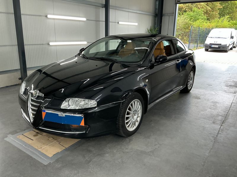 Alfa Romeo Alfa GT 1.8 TS Distinctive — zdjęcie 1
