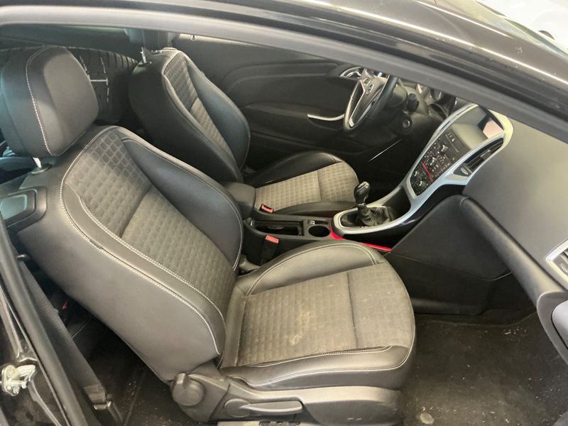 Opel Astra GTC 1.6 Turbo Innovation — zdjęcie 3