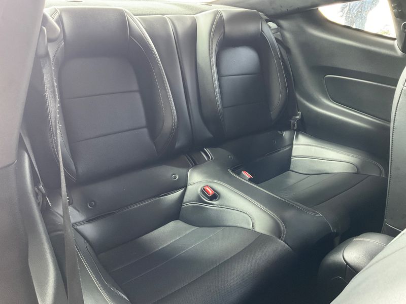 Ford Mustang 2.3 EcoBoost Fastback — zdjęcie 14