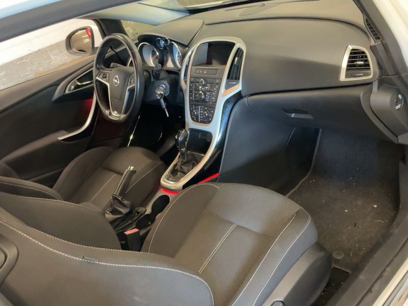 Opel Astra GTC 1.4 Turbo Innovation — zdjęcie 12