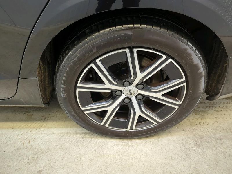 Volvo V60 2.0 B3 Mild-Hybrid Essential — zdjęcie 14