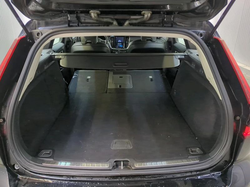Volvo V60 2.0 B3 Mild-Hybrid Essential — zdjęcie 7