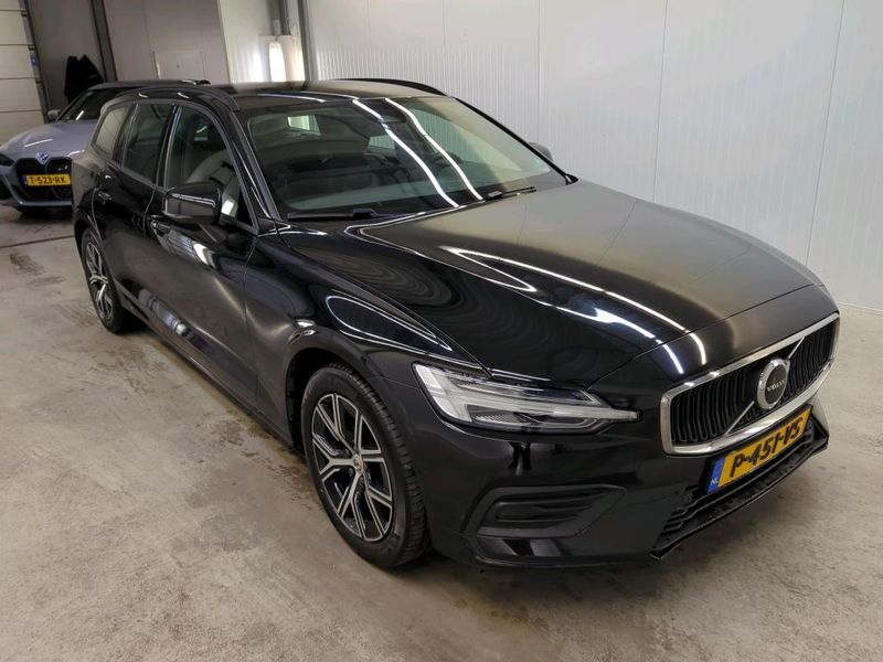 Volvo V60 2.0 B3 Mild-Hybrid Essential — zdjęcie 2