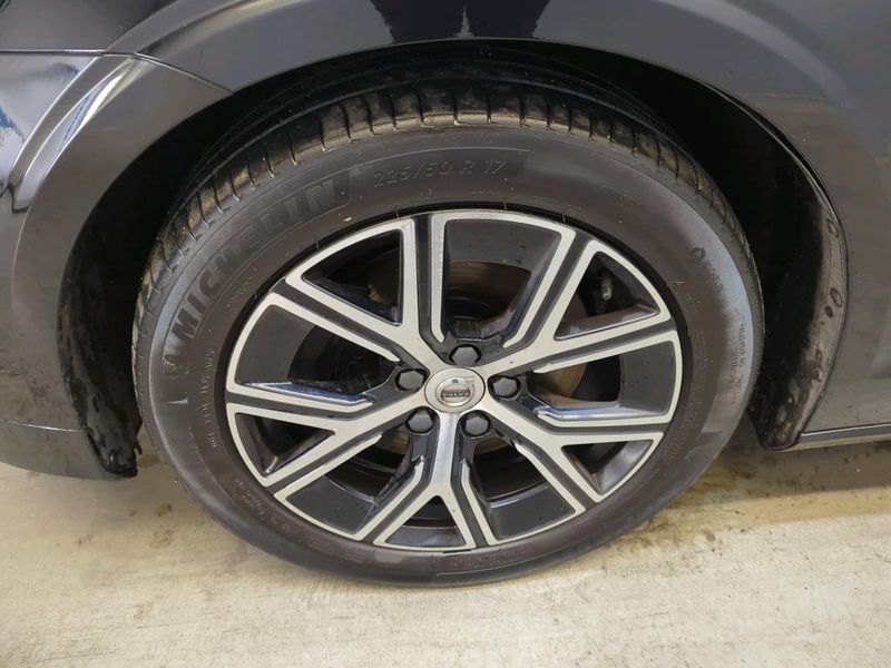Volvo V60 2.0 B3 Mild-Hybrid Essential — zdjęcie 12