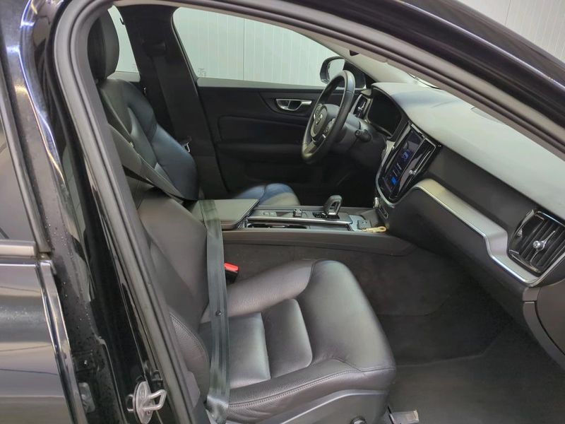 Volvo V60 2.0 B3 Mild-Hybrid Essential — zdjęcie 5