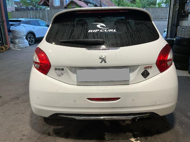 Peugeot 208 1.6 Turbo GTi — zdjęcie 8