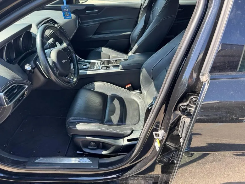 Jaguar XE R-Sport 2.0 2.0, 179 PS — zdjęcie 11