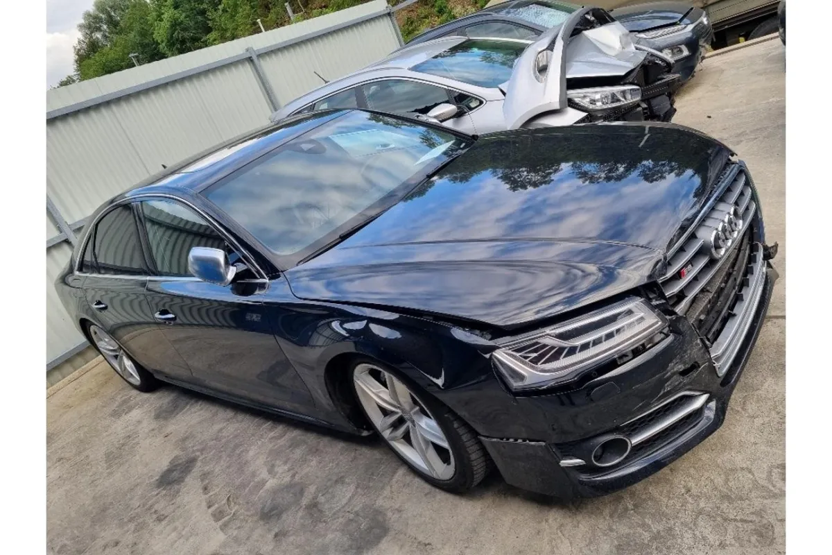Audi S8 S8 4.0 TFSI 4.0, 519 PS — zdjęcie 3