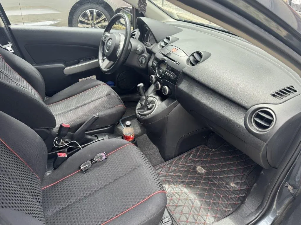 Mazda 2 1.5 MZR Sport, 102 PS — zdjęcie 9