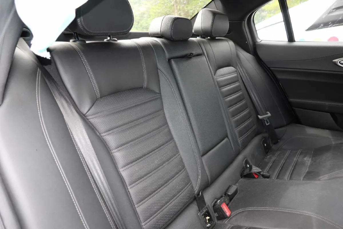 ALFA ROMEO Giulia 2.0 Q4, 280 PS — zdjęcie 12