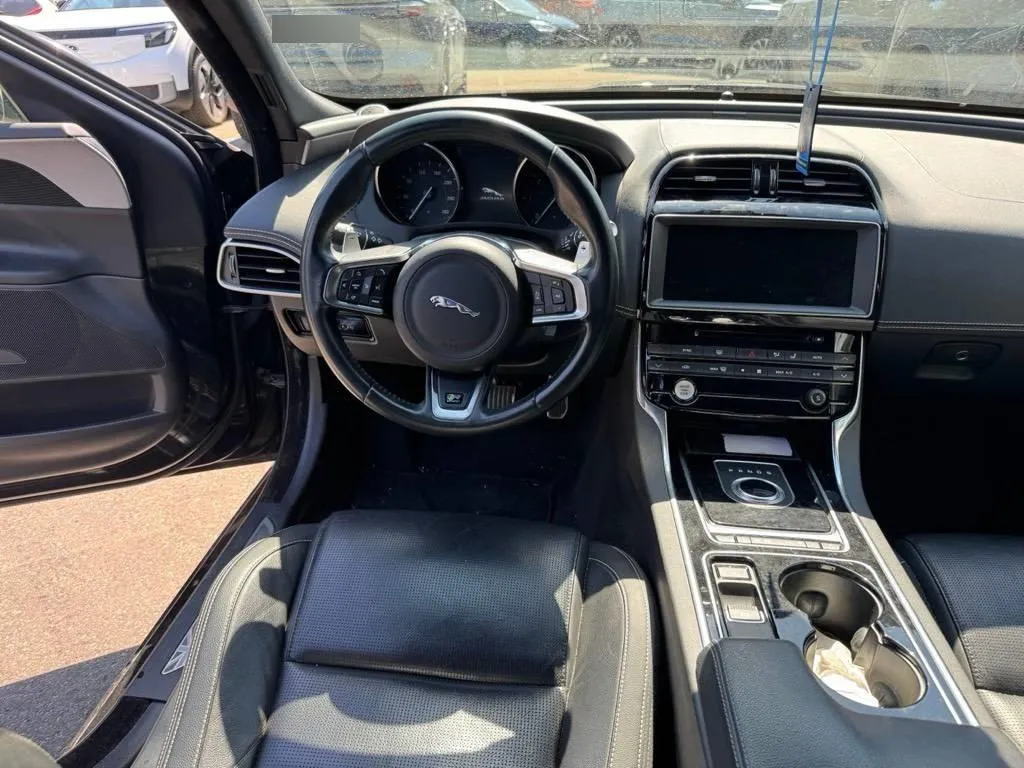 Jaguar XE R-Sport 2.0 2.0, 179 PS — zdjęcie 9
