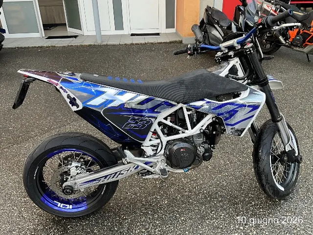 Husqvarna 701 Supermoto (35kW) 0.7, 42 PS — zdjęcie 2
