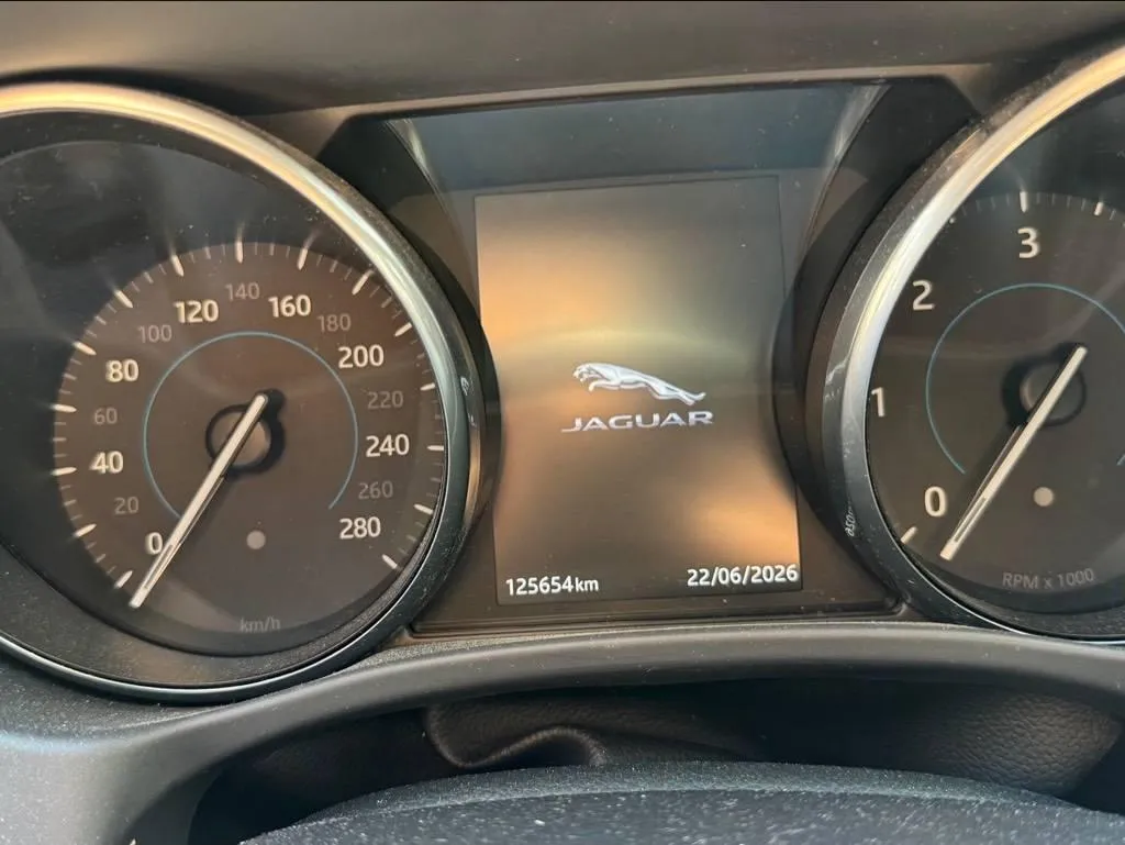 Jaguar XE R-Sport 2.0 2.0, 179 PS — zdjęcie 12