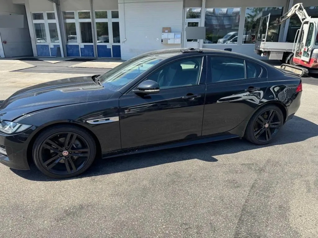 Jaguar XE R-Sport 2.0 2.0, 179 PS — zdjęcie 2